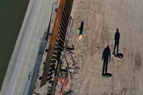 지난 6일 미국 국경순찰대가 미국-멕시코 접경지역인 텍사스 엘파소의 국경장벽을 돌아보고 있다.    /엘파소=로이터연합뉴스