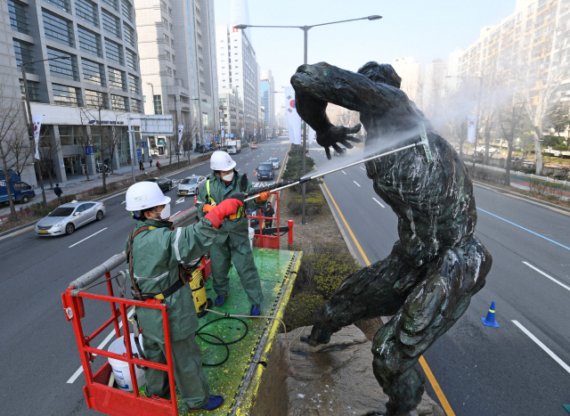 26일 서울 송파구 올림픽공원 앞 도로에서 송파구청 관계자들이 고압 세척기를 이용해 서울올림픽 기념 조형물을 세척하고 있다./성형주기자 2019.03.26