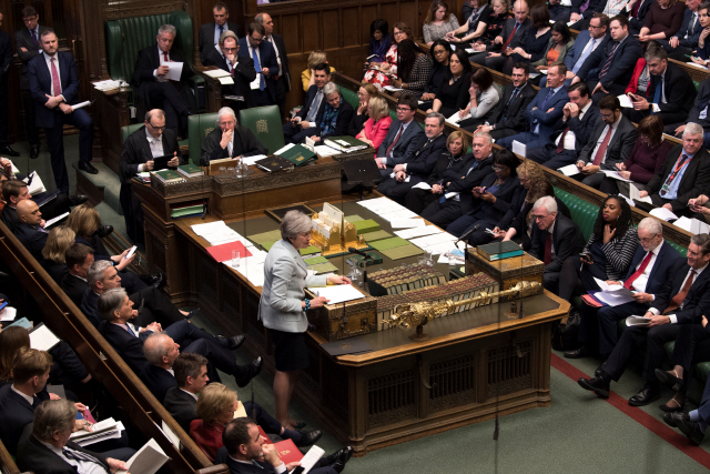 테리사 메이 영국 총리가 25일(현지시간) 영국 런던의 의회에서 발언하고 있다.    /런던=로이터연합뉴스