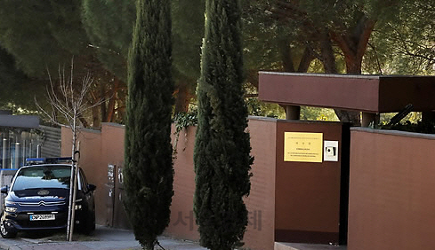 지난 2월28일 스페인 마드리드 주재 북한대사관 입구에 스페인 경찰차가 정차해 있는 모습/연합뉴스
