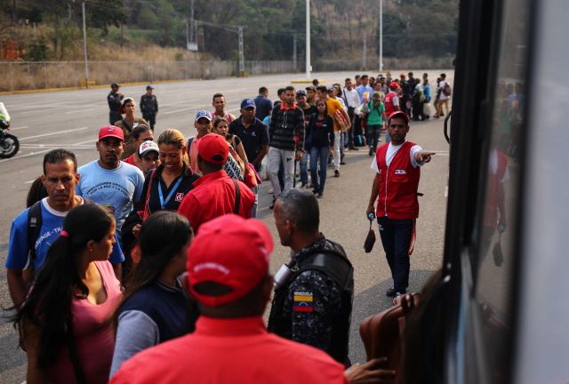 베네수엘라 수도 카라카스에서 26일(현지시간) 시민들이 버스에 오르기 위해 기다리고 있다. /카라카스=AFP연합뉴스