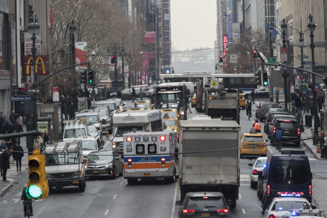 차량들로 북적이는 미국 뉴욕 시내 모습 /AP연합뉴스