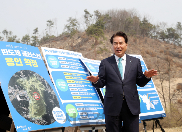 백군기 용인시장이 227일 반도체 클러스터 용인 입지 확정 후 가진 기자회견에서 산단 조성 비전을 밝히고 있다. /사진제공=용인시