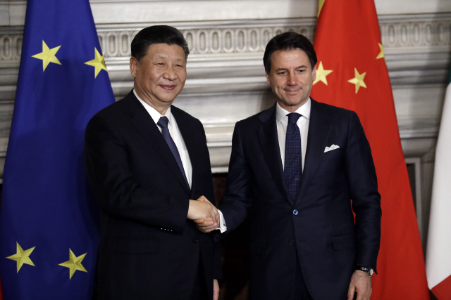 시진핑(왼쪽) 중국 국가주석과 주세페 콘테 이탈리아 총리가 지난 23일(현지시간) 로마에서 열린 일대일로(육상·해상 실크로드) 양해각서(MOU) 서명식을 마친뒤 악수하고 있다. /로마=AP연합뉴스