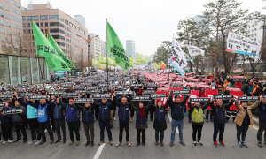 김명환(앞줄 가운데) 민주노총 위원장과 조합원들이 27일 서울 여의도 국회 앞 의사당대로에서 열린 전국노동자대회에서 구호가 적힌 수건을 펼치고 있다. /연합뉴스