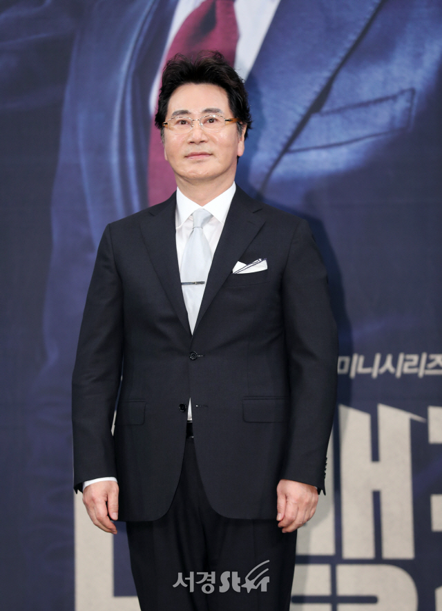 배우 유동근이 27일 서울 마포구 상암동 MBC 골든마우스홀에서 진행된 MBC 새 수목드라마 ‘더 뱅커’ 제작발표회에 참석하고 있다.