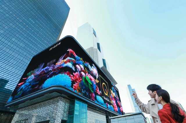 삼성전자가 2019년형 ‘QLED 8K’ TV 출시를 기념해 25일부터 코엑스 일대 옥외광고 자유표시구역에서 디지털 사이니지 광고를 실시한다. 바닷속 공간에 물이 차오르면서 흑백 화면이 점차 풍부한 색상으로 채워지는 감각적인 영상으로 8K의 압도적인 화질과 퀀텀닷의 풍부한 색 재현력을 직관적으로 표현했다. /사진제공=삼성전자