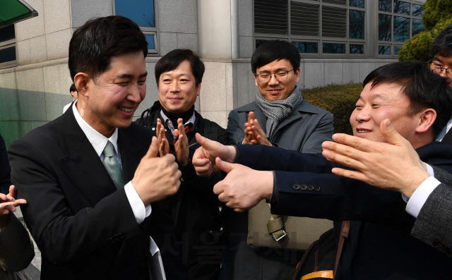 27일 서울 감서구 발산1동 대한항공 본사에서 열린 주주총회에 참석한 박창진 사무장을 비롯한 시민단체 회원들이 조양호 회장의 연임저지에 성공한 뒤 밝은 표정을 짓고 있다. /이호재기자. 2019.03.27