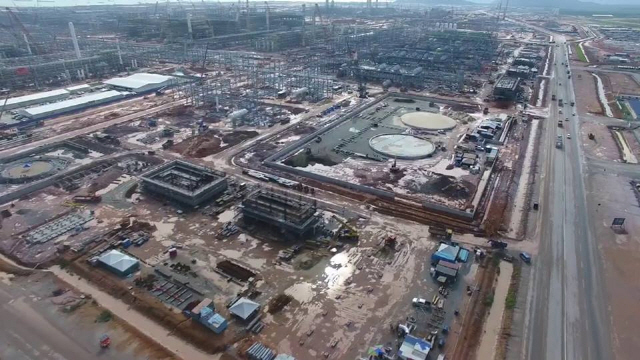 말레이시아정부가 국책사업으로 말레이 반도 남동부 지역에 총 270억달러를 투자해 짓고 있는 아시아 최대 복합 정유·석유화학단지(PIC) 건설현장 모습