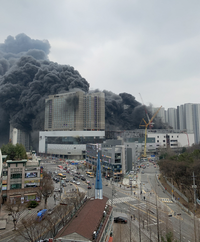 검은 연기로 가득 찬 용인 롯데몰 공사현장 / 연합뉴스