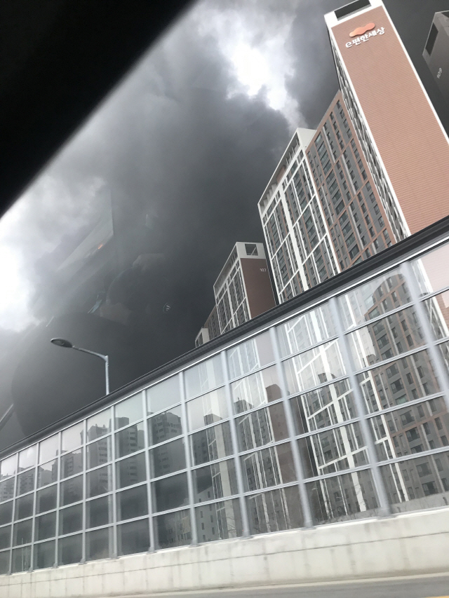 [포토] 아파트 집어삼킨 퇴근길 용인 성복역 화재...'부상 8명, 추가 인명피해 확인중'