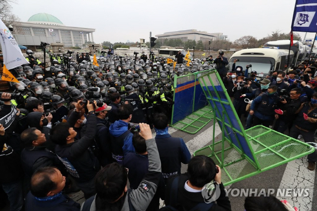 27일 오후 서울 여의도 국회 앞 의사당대로에서 열린 ‘국제노동기구(ILO) 핵심협약 비준과 노동기본권 쟁취 민주노총 전국노동자대회’에 참가한 참석자들이 경찰과 몸싸움을 벌이고 있다./연합뉴스