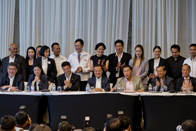 Leaders of Thai political parties from left, Pheu Thai party Secretary General Phumtam Wechayachai, Pheu Thai party‘s candidate for prime minister Sudarat Keyuraphan, Future Forward party leader Thanathorn Juangroongruangkit, Pheu Thai party leader Virot Pao-In, Seriruamthai Party leader Seripisuth Temiyavej, Prachachat party leader Wan Muhamad Noor Matha, Pheu Chart party leader Songkram Kitlertphairoj, laugh during a signing of agreement to work as a collation in Bangkok, Thailand, Wednesday, March 27, 2019. Seven political parties led by the flagship party loyal to former Prime Minister Thaksin Shinawatra have come together in a coalition to try to form Thailand’s next government, even though the results of Sunday‘s general election will be formally announced only on May 9. (AP Photo/Gemunu Amarasinghe)      <저작권자(c) 연합뉴스, 무단 전재-재배포 금지>