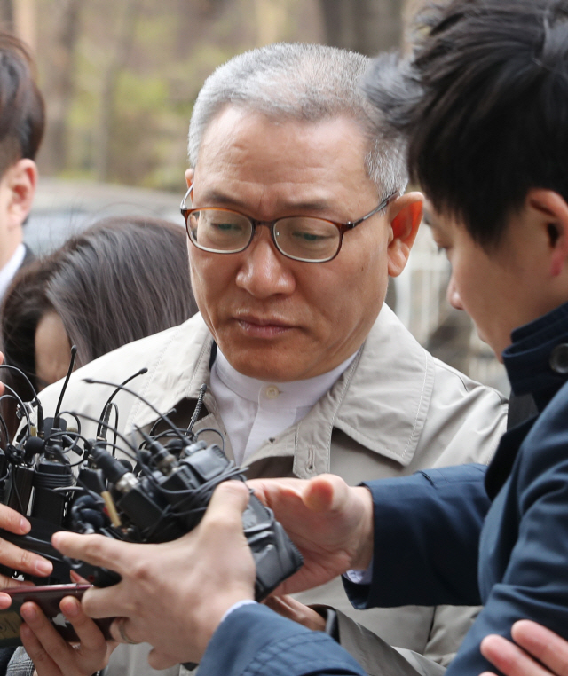 KT 부정채용에 연루된 의혹을 받는 서유열 전 KT홈고객부문 사장이 27일 오전 구속 전 피의자 심문을 받기 위해 서울남부지법으로 들어가고 있다. /연합뉴스