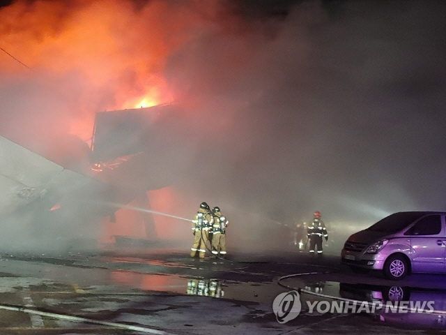 27일 오후 7시 3분께 대전 유성구 대정동 한 타이어 수리점에서 불이 나 소방당국이 진화작업을 하고 있다./연합뉴스