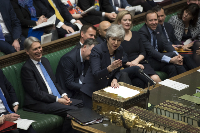 27일(현지시간) 테리사 메이 영국 총리가 영국 하원에서 연설을 하고 있다./런던=신화통신연합뉴스
