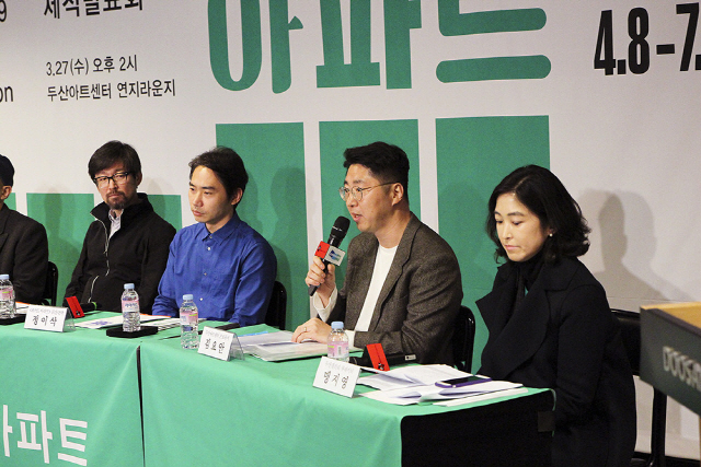 (오른쪽에서 두번째)김요안 두산아트센터 프로듀서가 2019 ‘두산인문극장’ 취지에 대해 이야기하고 있다/사진=두산아트센터