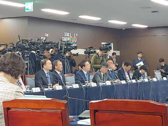 박원순(왼쪽 세번째) 서울시장이 28일 더불어민주당과의 예산·정책협의회에서 의원들의 말을 경청하고 있다.   /변재현기자