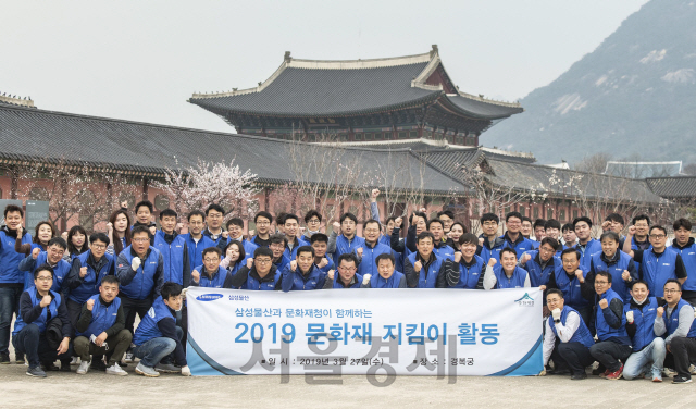 삼성물산 리조트부문 임직원들이 봉사활동을 마친 뒤 기념촬영을 하고 있다./사진제공=삼성물산