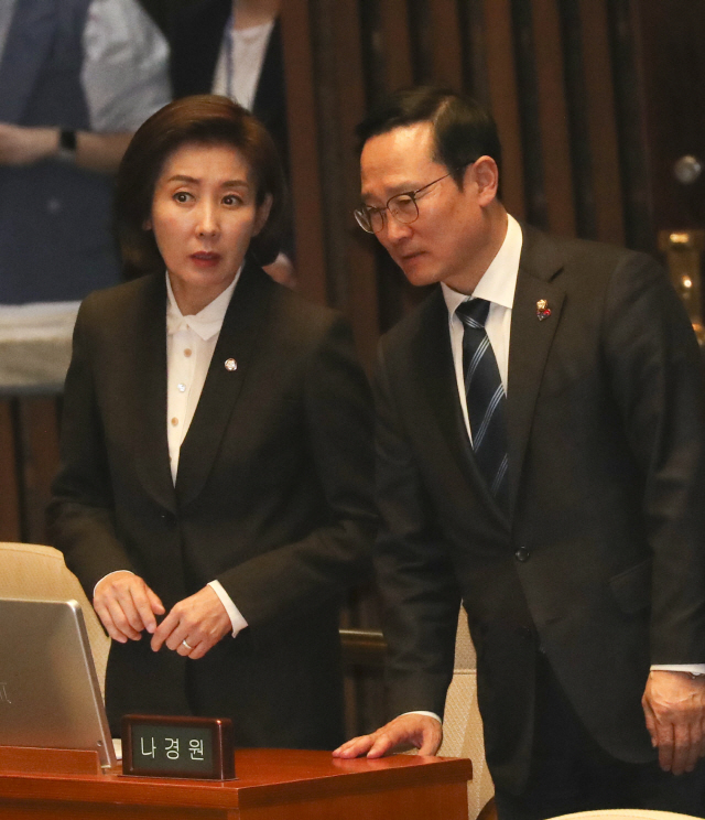 홍영표(오른쪽) 더불어민주당 원내대표가 28일 오후 국회 본회의에서 나경원 자유한국당 원내대표를 찾아가 이야기하고 있다. /연합뉴스