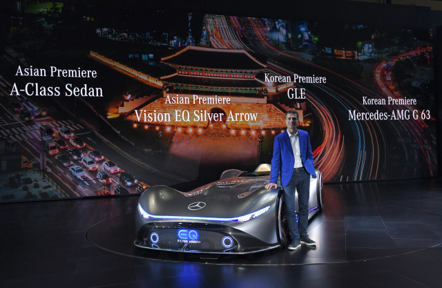 디미트리스 실라키스 메르세데스-벤츠 코리아 대표가 28일 일산 킨텍스에서 열린 ‘2019 서울모터쇼’에서 ‘비전 EQ 실버 애로우’를 아시아 최초로 공개하고 있다. /성형주기자