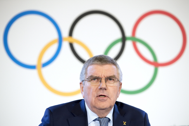 토마스 바흐 IOC 위원장이 28일 IOC 집행위원회 회의 후 기자회견에서 도쿄 올림픽 남북 공동 입장에 대해 설명하고 있다. /로잔=EPA연합뉴스