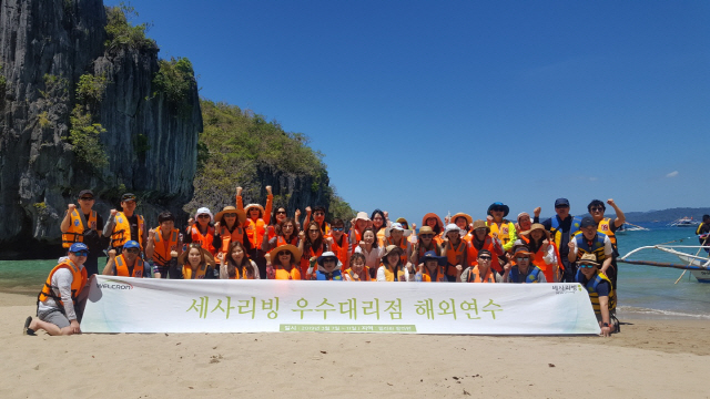 지난 7일부터 닷새간 필리핀 팔라완에서 열린 ‘세사리빙 우수대리점 해외연수’에 참여한 대리점주들과 웰크론 본사 임직원이 기념촬영을 하고 있다. /사진제공=웰크론