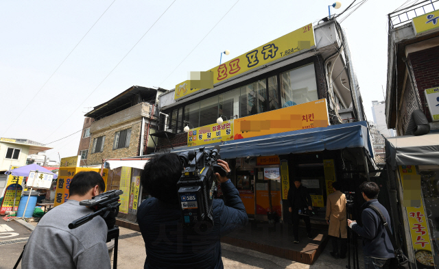 김의겸 청와대 대변인 부부가 지난해 7월 25여억원에 매수한 서울 동작구 흑석동 건물의 모습. 김 대변인은 28일 전 재산 14억원에 은행 대출 10억원, 처제에게 빌린 1억원을 더해 건물을 매수했다고 해명했다./오승현기자 2019.3.28