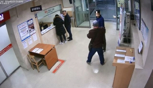음식점과 병원 등에서 행패를 부리다 구속된 김모(66)씨가 서울 은평구의 한 응급실에서 직원과 몸싸움을 하는 모습/사진제공=서울 은평경찰서