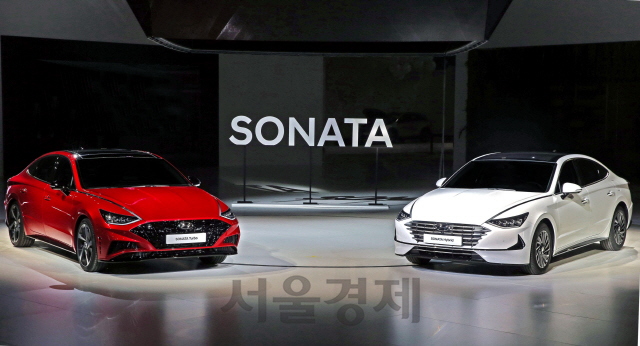 현대자동차가 28일 경기도 고양시 킨텍스에서 열린 ‘2019 서울모터쇼’에서 최초로 공개한 신형 쏘나타 1.6터보(왼쪽)와 쏘나타 하이브리드가 2전시관에 전시돼있다./사진제공=현대차