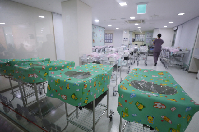 28일 서울 시내의 한 병원에서 간호사들이 신생아들을 돌보고 있다. 저출산의 영향으로 우리나라 인구가 최악의 경우 내년부터 감소한다는 암울한 전망이 나왔다.       /연합뉴스