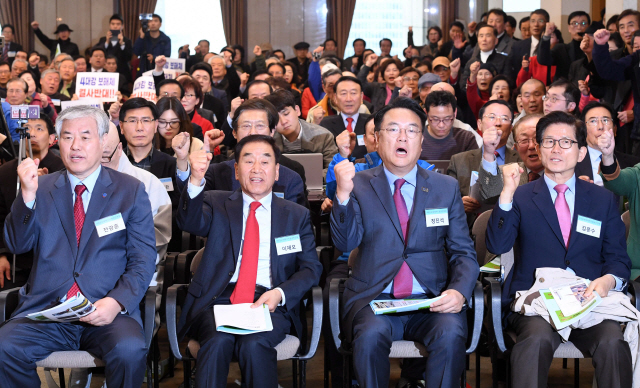 28일 한국프레스센터에서 열린 ‘4대강 보 해체 저지 범국민연합’ 발대식에서 전광훈(앞줄 왼쪽부터) 한국기독교총연합회 회장, 이재오 전 특임장관, 정진석 자유한국당 의원, 김문수 전 경기도지사 등이 구호를 외치고 있다.  /권욱기자