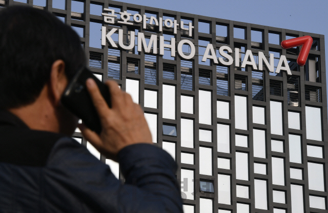 박삼구 금호아시아나그룹 회장이 아시아나항공의 회계 충격에 대한 책임을 지고 퇴진 의사를 밝힌 28일 서울 우정국로 금호아시아나 본사 앞에서 직원이 전화를 하고 있다.  /오승현기자