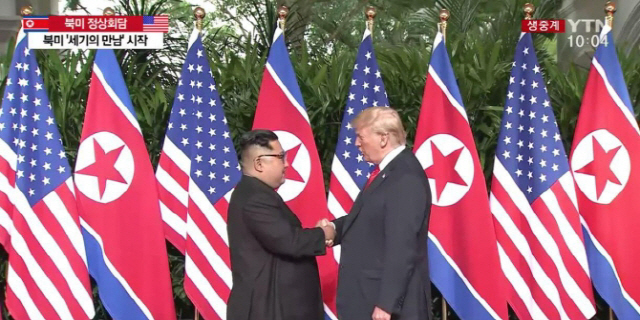 트럼프 미국 대통령과 김정은 북한 국무위원장이 만나 악수하고 있는 모습./사진제공=YTN
