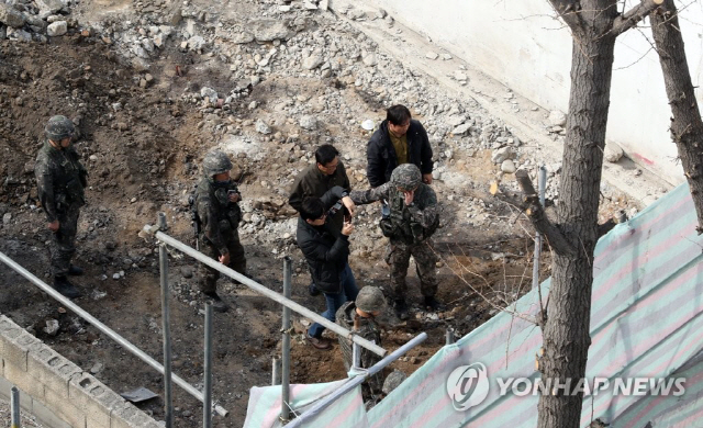 28일 서울 성동구 성수동 한 공사현장 터파기 공사 중 폭발물 의심 신고가 접수되어 군경 관계자들이 점검하고 있다. 군 관계자는 박격포탄으로 추정되며 부식이 심해 폭발의 염려는 없다고 전했다./연합뉴스