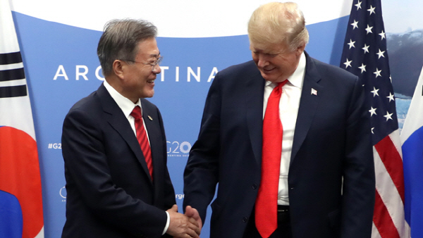 한미 정상회담 어디서? 트럼프 직접 초청, “김정은과 비핵화 위한 협의 해달라”