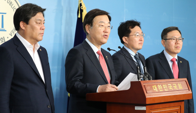 자유한국당 국회 정무위원회 소속 김종석 간사(왼쪽 두번째)와 위원들이 27일 국회 정론관에서 무소속 손혜원 의원 부친 고 손용우 선생의 독립유공자 선정 특혜 의혹과 관련한 기자회견을 열고 국가보훈처에 자료제출을 요구하고 있다. /연합뉴스