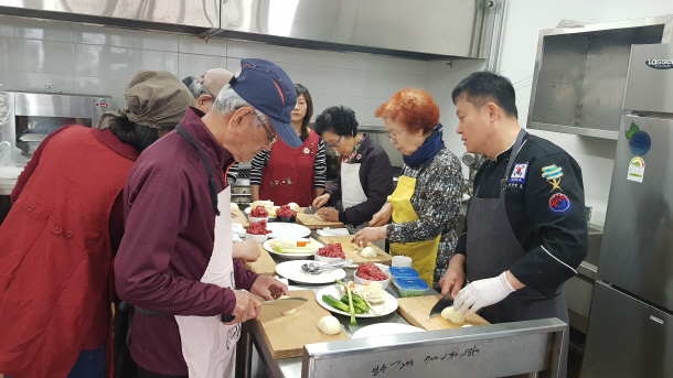 와이즈유 조리예술학부가 해운대캠퍼스에서 ‘요리로 배움과 나눔’ 봉사행사를 진행하고 있다./사진제공=와이즈유