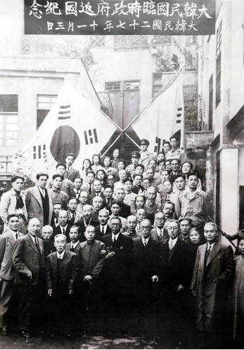 대한민국 임시정부 요인들이 환국을 20일 앞둔 1945년 11월3일 충칭의 연화지 청사에서 찍은 기념사진 ./연합뉴스
