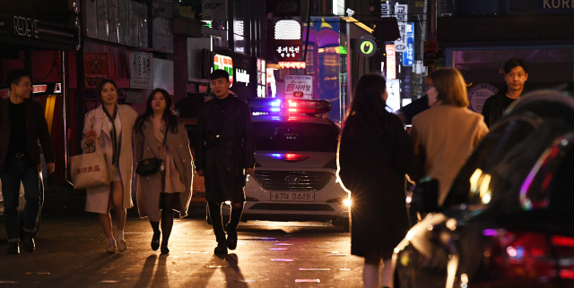 지난달 28일 밤 서울마포경찰서 홍익지구대 경찰관들이 홍익대 인근 유흥가 일대를 순찰하고 있다. /오승현기자