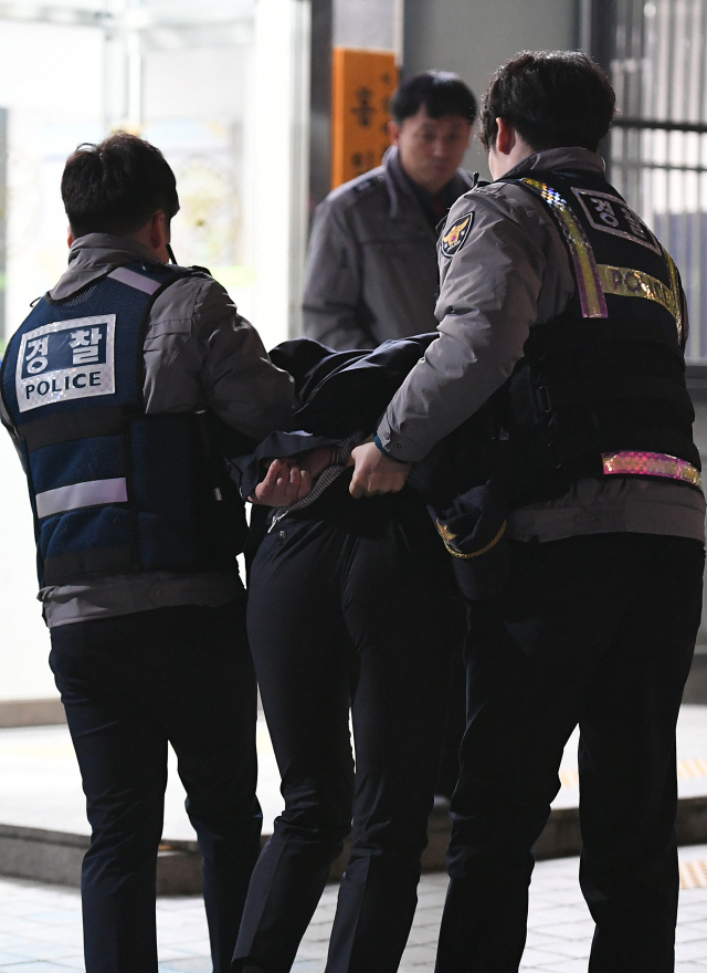 지난달 28일 밤 서울마포경찰서 홍익지구대 경찰관들이 모욕 및 업무방해로 신고된 한 주취자를 지구대로 연행하고 있다. /오승현기자