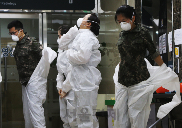 2015년 6월 대전 서구 대청병원에서 군의관과 간호장교가 방역복을 입고 있다. /대전=사진공동취재단