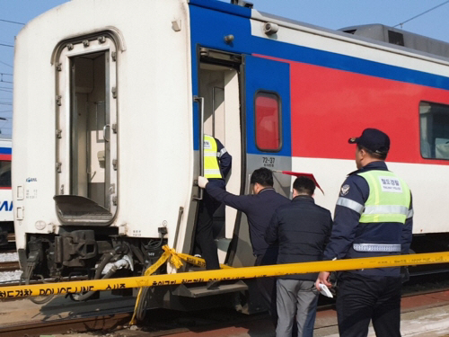 29일 오후 2시 30분께 대전에서 출발, 제천에 도착한 충북선 무궁화 1707호 열차 화장실 변기 내부에서 신생아가 숨져 있는 것을 청소하던 코레일 하청업체 관계자가 발견했다. 사진은 철도 내부 살펴보는 경찰 관계자의 모습./연합뉴스