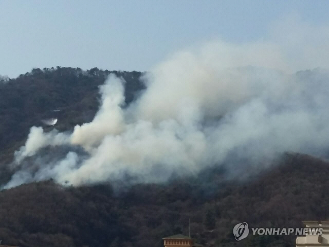 29일 오후 경기도 남양주시 천마산에서 산불이나 연기가 피어오르고 있다./연합뉴스