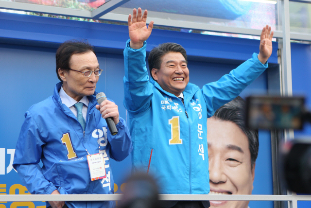 이해찬(왼쪽) 더불어민주당 이해찬 대표가 29일 오후 경남 통영시 삼성생명 건물 앞에서 양문석(오른쪽) 통영고성 후보에게 한 표를 던져 줄 것을 주민들에게 호소하고 있다.        /통영=연합뉴스