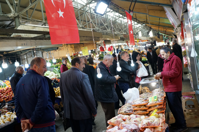 터키 앙카라의 한 시장에서 사람들이 물건을 둘러보고 있다. /로이터연합뉴스