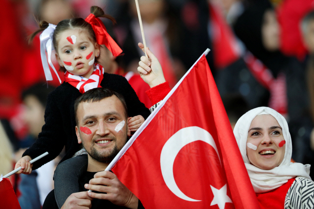 터키와 몰도바의 유로2020 예선에서 터키팬들이 응원을 하고있다. /로이터연합뉴스