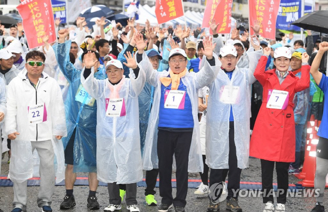 30일 경북 울릉군 울릉읍 저동리에서 열린 울릉 일주도로 개통기념 전국 마라톤대회에서 참가자들이 출발에 앞서 만세를 부르고 있다./연합뉴스