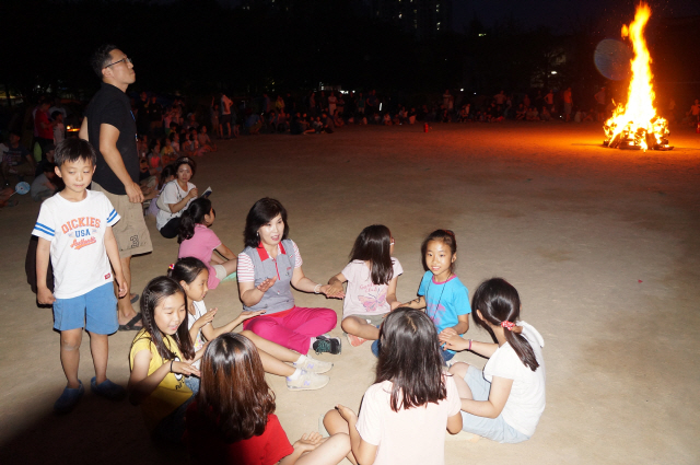 수원천일초등학교 아버지회 주최로 열린 캠핑에 참석한 아이들이 캠프파이어를 하며 즐거워하고 있다. /사진=경기도교육청