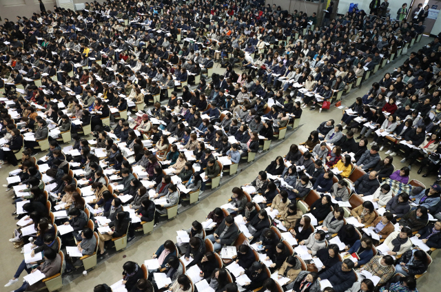 초중등 학부모 대상 고교 및 대입 설명회      (서울=연합뉴스) 서명곤 기자 = 31일 오후 서울 강남구 진선여고에서 종로학원,하늘교육, 종로학평이 전국 초중등 학부모를 대상으로 개최한 고교 및 대입 특별 설명회에서 참가자들이 자료집을 살피고 있다. 2019.3.31      seephoto@yna.co.kr  (끝)      <저작권자(c) 연합뉴스, 무단 전재-재배포 금지>